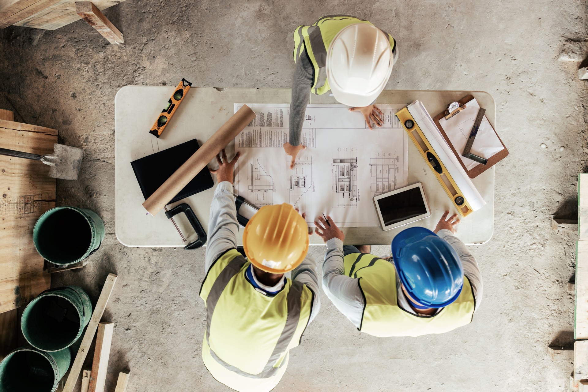 Vista dall'alto, operai edili o pianificazione del progetto in casa, casa o edificio per uffici in immobili, proprietà o innovazione architettonica. Uomini, donne di ingegneria o persone o idee da cantiere